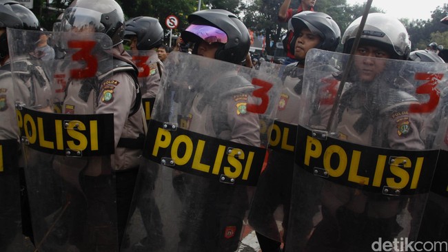 Polres Jakarta Barat mengidentifikasi 34 anggotanya mengonsumsi narkoba. Ke-34 polisi itu akan kembali menjalani pemeriksaan urine