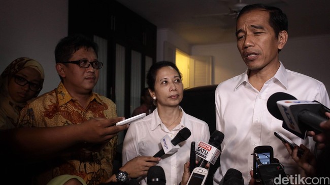Tim Transisi Presiden Terpilih Joko Widodo dan Jusuf Kalla mulai menjajaki diskusi dan koordinasi dengan Tim Ekonomi Pemerintah Susilo Bambang Yudhoyono (SBY). Akankah kedua tim membahas soal kenaikan harga bbm bersubsidi?