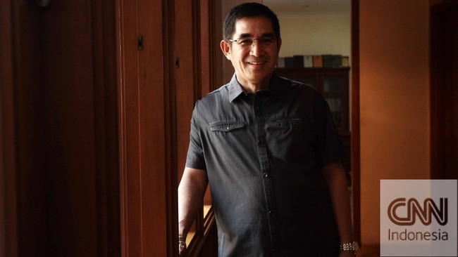 Hamdan Zoelva mengaku diminta untuk memberi pandangan hukum secara umum mengenai polemik yang terjadi di tubuh KPK) dan Polri.