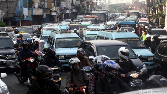 Selain silaturahmi, kedatangannya kali ini untuk membicarakan masalah kemacetan di Bandung yang dipicu oleh gelombang turis dari Jakarta tiap akhir pekan.