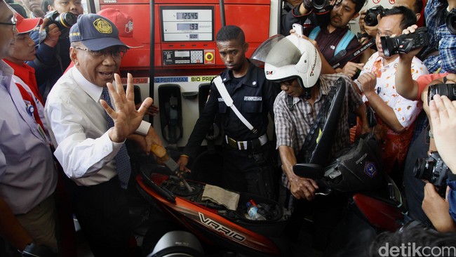 KPK menetapkan Menteri Energi dan Sumber Daya Mineral Jero Wacik sebagai tersangka. Jero Wacik diduga melakukan pemerasan senilai Rp 9,9 miliar.