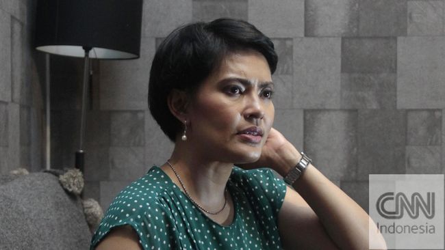 Lola Amaria pernah membuat film TKW di Hong Kong. Ia juga memfilmkan derita buruh lewat film Kisah 3 Titik. Namun saat May Day 2015, Lola ke luar kota.