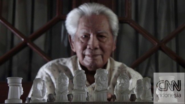 Politikus senior Cosmas Batubara menilai tak ada guna Ketua Umum Partai Golkar Aburizal Bakrie berkeras untuk menggelar musyawarah nasional tahun depan.