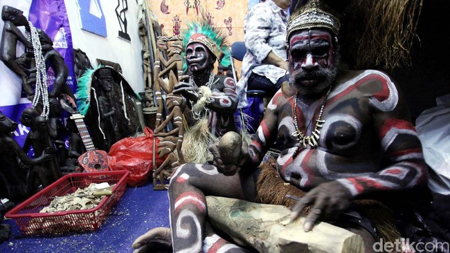 Tradisi membuat mentato tubuh Suku Moi di Kabupaten Sorong, Papua Barat, mulai luntur. Mengapa?