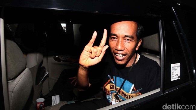 SBY menerima pesan singkat dari sejumlah orang yang mengaku utusan Tim Transisi Jokowi. SMS itu berisi permintaan konsultasi dari orang-orang yang merasa akan menjadi menteri di kabinet Jokowi.