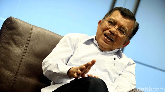 Wakil Presiden terpilih Jusuf Kalla memastikan akan menaikkan harga bahan bakar minyak dalam waktu dekat