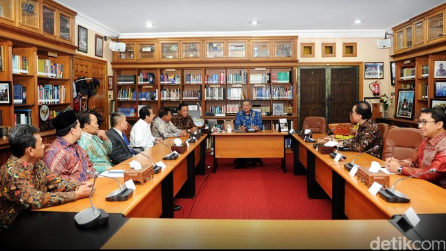 Meski koalisi Merah Putih menghendaki kepala daerah dipilih DPRD, mayoritas konstituen mereka ingin kepala daerah tetap dipilih langsung. Bagaimana pro kontra isu itu di konstituen mereka?