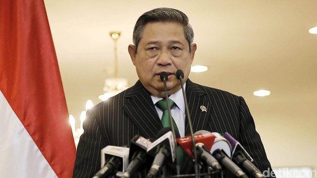 "Selamat semuanya. Ini presiden terpilih Joko Widodo. Ini irup (inspektur upacara) yang baru," kata SBY.