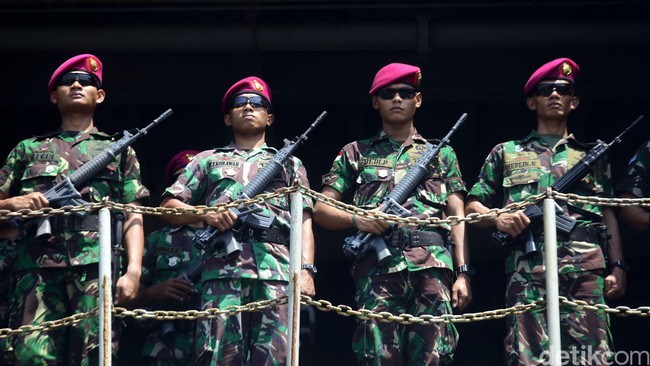 Gesekan terjadi antara empat anggota TNI dengan beberapa oknum kepolisian di Batam, Kepulauan Riau. Keempat anggota TNI mengalami luka tembak di bagian kaki.