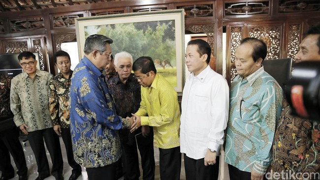 SBY mengisyaratkan Partai Demokrat bisa berubah sikap dalam pembahasan RUU Pilkada yang akan disahkan 25 September. Koalisi Merah Putih tak khawatir.