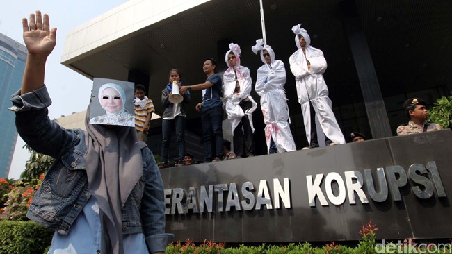 Perlu ditelusuri hubungan transaksi yang dianggap mencurigakan antara terduga dengan pihak lain. Dengan lingkaran birokrasi yang biasanya melibatkan anak buah,dengan keluarga, dan juga transaksi kartu kredit.