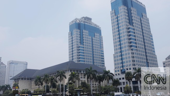 Sudah setahun ini BI mempertahankan BI rate demi pengendalian inflasi. Tapi realisasi inflasi di akhir tahun diprediksi di luar ekspektasi gara-gara BBM.&nbsp;