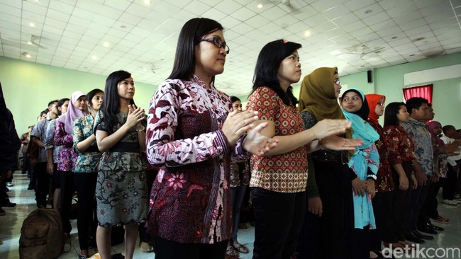 Tenaga kerja Indonesia yang bekerja di kawasan ASEAN diminta mulai mengurus sertifikasi profesi jelang diberlakukannya perjanjian Masyarakat Ekonomi Asean (MEA) pada 2015. Langkah ini diperlukan untuk mengantisipasi mobilitas tenaga kerja asing antar negara Asean.