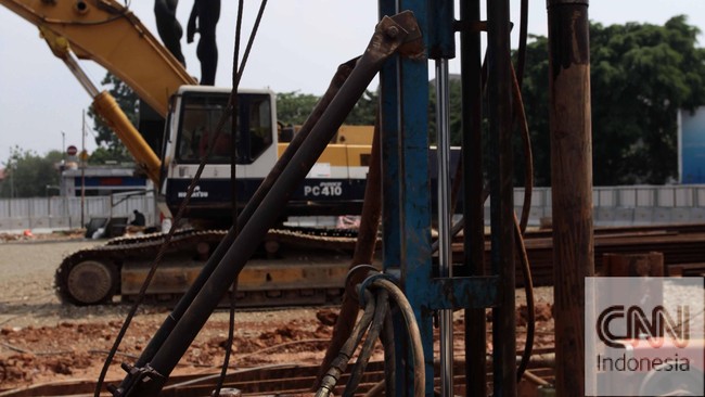 Proses pembangunan proyek Mass Rapid Transit (MRT) di kawasan Senayan, Jakarta Selatan tetap berjalan meski agenda kegiatan KAA dimulai Minggu pagi ini.