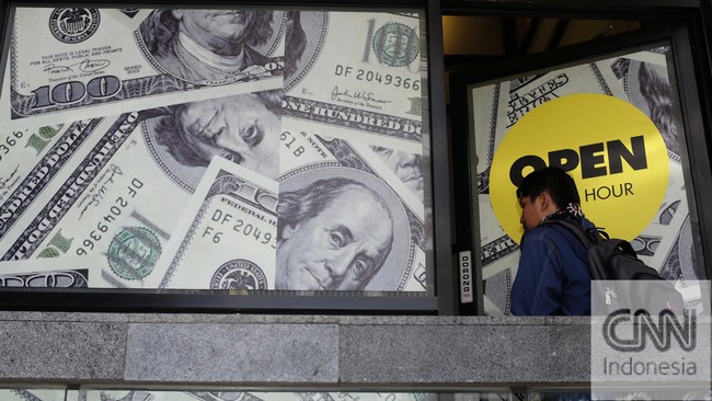 Perusahaan valuta asing FXCM melaporkan telah diserang peretas dan mencatat ada transaksi tidak sah dari rekening nasabah. FBI turut menyelidiki kasus ini.