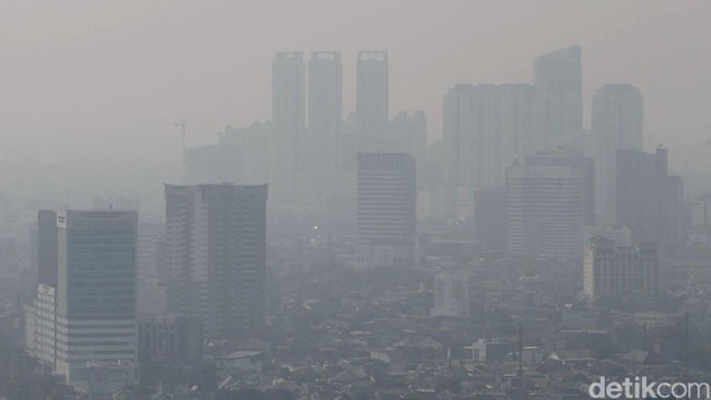 Indeks Standar Polutan (PSI) mencapai angka 102 selama tiga jam pada Rabu (17/9) karena kebakaran hutan di Sumatra dan Kalimantan.