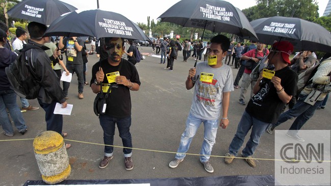 Tidak ada kemajuan signifikan dalam proses penegakan hukum atas kematian aktivis HAM, Munir. Aktivis, masyarakat sipil bersama dengan isteri Cak Munir, Suciwati Munir, tetap setia mengawal kasus itu.