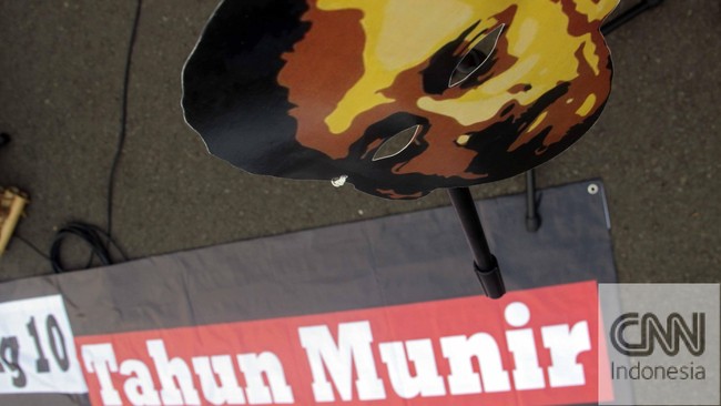 Sepuluh tahun berlalu sejak Munir, Direktur Eksekutif Imparsial, tewas dalam perjalanan dari Jakarta menuju Amsterdam karena dicarun arsenik. Indonesia harus mengusut tuntas pembunuhan itu.
