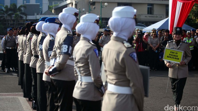 Sebelumnya, polisi wanita berjilbab hanya berlaku untuk Kepolisian Daerah Aceh.