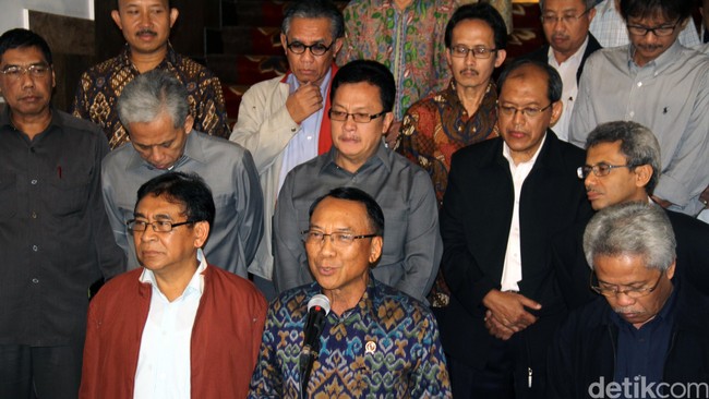 KPK memanggil I Ketut Wiryadinata, sahabat masa kecil Jero Wacik yang kini menjadi Staf Khusus Jero sejak menjabat sebagai Menteri Kebudayaan dan Pariwisata. Wiryadinata dianggap saksi penting dalam kasus Jero.
