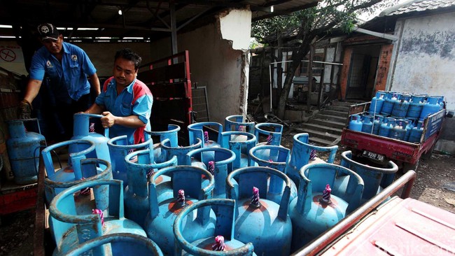 Pertamina resmi menaikkan harga tabung elpiji 12 kilo gram sebesar Rp 1.500 per kilo gram. Kenaikan harga dimulai sejak 10 September pukul 00.00.