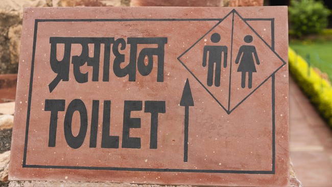 Sebagai penghormatan terhadap Mahatma Gandhi, PM India Narendra Modi mencanangkan kampanye bersih-bersih nasional, terutama membersihkan toilet.