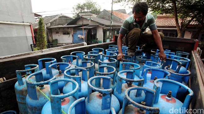 Pertamina menargetkan bisa menaikkan harga tabung gas elpiji 12 kilo gram kembali pada Januari 2015. Kenaikan harga rencananya akan ditinjau setiap enam bulan guna mengurangi kerugian Rp 6,1 triliun per tahun.