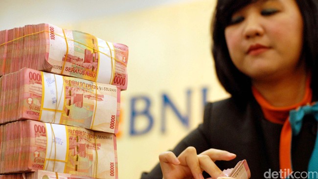 Setelah menurunkan 0,5-1,25 persen bunga deposito, kini giliran bank menurunkan bunga kredit dimulai dari&nbsp;bank-bank besar seperti BCA dan Bank Mandiri. BCA mematok bunga KPR sedikitnya 8,5 persen.&nbsp;