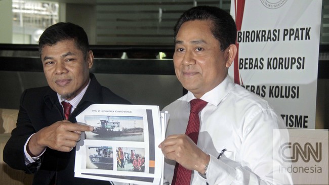 Kelima tersangka ini bekerja sama menyelundupkan BBM bersubdi di tengah laut dan menjualnya ke pasar gelap.