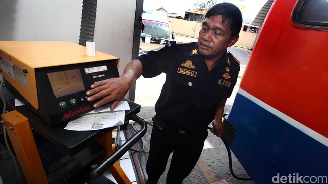 Menaikkan harga bbm bersubsidi merupakan opsi terbaik guna menekan besarnya subdisi BBM 2015 yang mencapai Rp 291 triliun