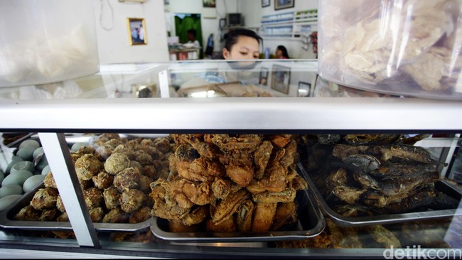 Harga beras melonjak sampai 30 persen. Warung tegal pun terkena dampaknya. Apa siasatnya?