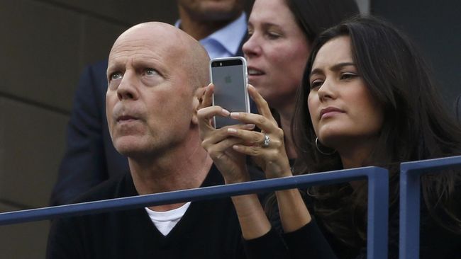 Kisah polisi John McClane masih akan berlanjut sampai Die Hard 6. Namun, kali ini ceritanya direncanakan jadi prekuel.