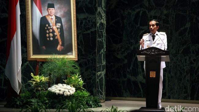 Presiden sekaligus Ketua Umum Partai Demokrat Susilo Bambang Yudhoyono mempersilakan masyarakat bertanya soal polemik RUU Pilkada ke Presiden terpilih Joko Widodo (Jokowi). Jokowi mengaku bingung.