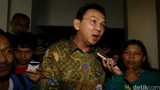 Meski berpatokan pada Perppu yang sama, Kemendagri dan koalisi Prabowo berpegang pada pasal yang berbeda. KIH mendukung Kemendagri: lantik Ahok jadi gubernur.