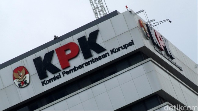 KPK melelang barang hasil rampasan dari pihak yang terlibat korupsi. Hingga kini, Blackberry 9900 bekas milik Ahmad Fathanah telah ditawar seharga Rp 1,7 juta.