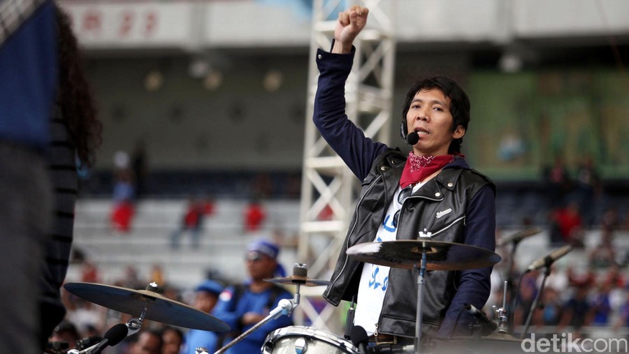 Grup band Slank menghibur ribuan buruh di Gelora Bung Karno, Senayan, Jakarta, Selasa (1/5) memperingati Hari buruh Internasional yang jatuh pada 1 Mei dan dikenal dengan sebutan May Day. File/detikFoto.