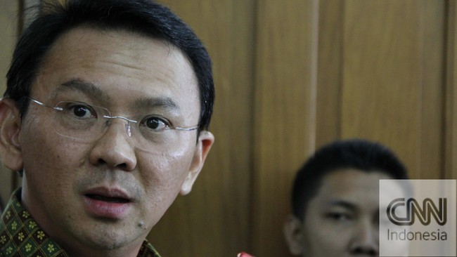 Di Malaysia, hanya orang Islam yang mengisi kolom agama. Di RI, warga yang punya keyakinan di luar 6 agama resmi harus mengisi kolom agama dengan 6 agama itu.