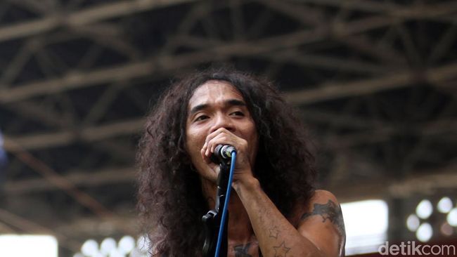 Sejak setahun terakhir Kaka Slank sedang berpantang berwisata ke luar negeri. Dia&nbsp; mencoba menjelajah sejumlah tujuan wisata Indonesia. Sayangnya&nbsp; Kaka merasa punya ganjalan untuk niatnya ini.