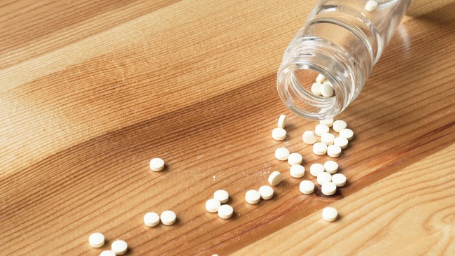 Pasangan suami istri Strack membunuh ketiga anaknya sebelum bunuh diri. Diduga mereka tewas setelah menenggak berbagai macam obat dicampur minuman bersoda.