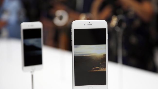 Dua ponsel terbaru Apple, iPhone 6 dan iPhone 6 Plus, resmi masuk pasar Indonesia melalui mitra distributor, antara lain Erajaya Swasembada dan Trikomsel Oke.