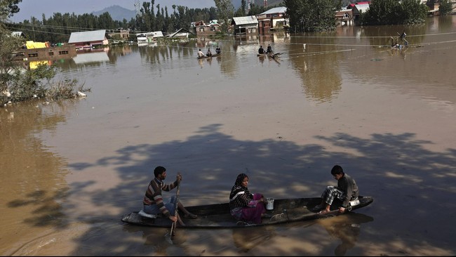 Banjir bandang akibat hujan muson yang menerjang India dan Pakistan telah mengakibatkan lebih dari 400 orang tewas dan ratusan lainnya mengalami luka.