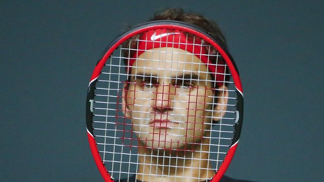 Roger Federer kembali kantongi gelar Swiss Indoors 2014 di kota kelahirannya, Basel, dengan mengalahkan petenis Belgia, David Goffin 6-2 6-2, Minggu (26/10).