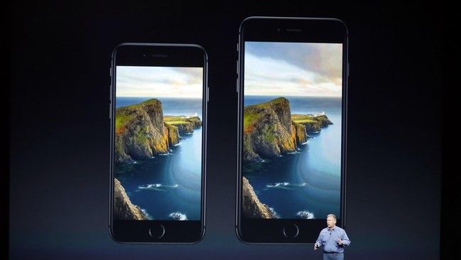 Apple tidak merinci jumlah penjualan iPhone 6 dan iPhone 6 Plus. Namun, Apple menggarisbawahi permintaan lebih besar untuk iPhone 6 Plus.