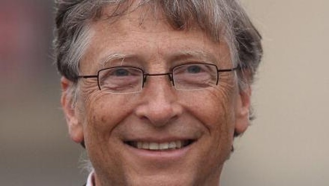 Lima menit sebelum diminum, air yang berada di tangan Bill Gates berasal dari kotoran manusia. Tanpa ragu pria terkaya di dunia itu langsung menengguknya.