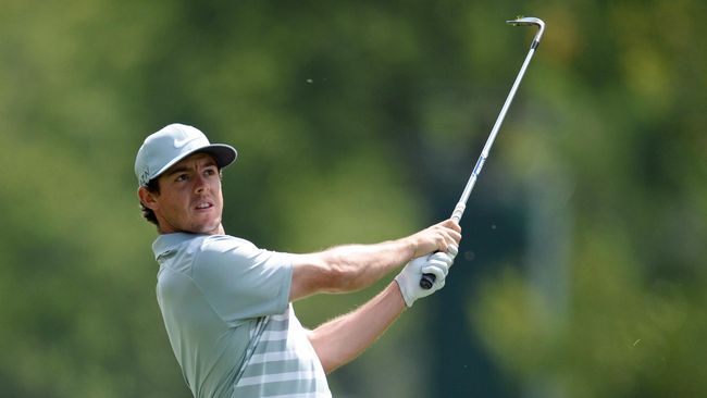 Pegolf No 1 Dunia Kalah Adu Panco Rory McIlroy tak gentar menghadapi juniornya yang berotot bisep besar. Namun pada akhirnya Rory kalah secara cepat ketika melakukan adu panco.