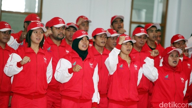 Pada hari ke-11 Asian Games, Indonesia menambah perbendaharaan medali dengan satu perak dari cabang soft tennis dan satu perunggu dari tim boling putri.