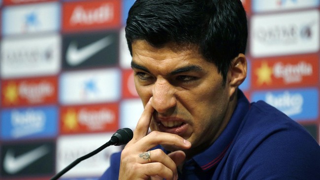 Steven Gerrard akan melakukan segala cara agar Luis Suarez tidak pindah ke Arsenal dan memperkuat tim saingan utamanya tersebut.