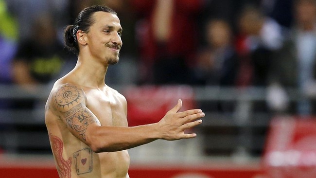 Bomber Paris Saint Germain, Zlatan Ibrahimovic, mengeluarkan pernyataan minta maaf karena ia mengumpat dan mengatai wasit Lionel Jaffredo.