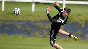 Courtois: Jangan Bandingkan Saya dengan Petr Cech