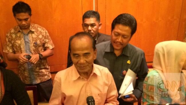 Bersama sang gubernur ikut pula digelandang enam orang pria dan dua wanita. Diduga transaksi berkaitan dengan perkara yang sedang membelitnya.